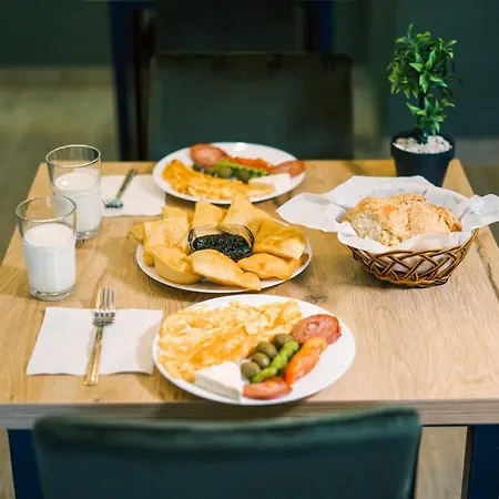 Patio ゲストハウス ジロカストラ